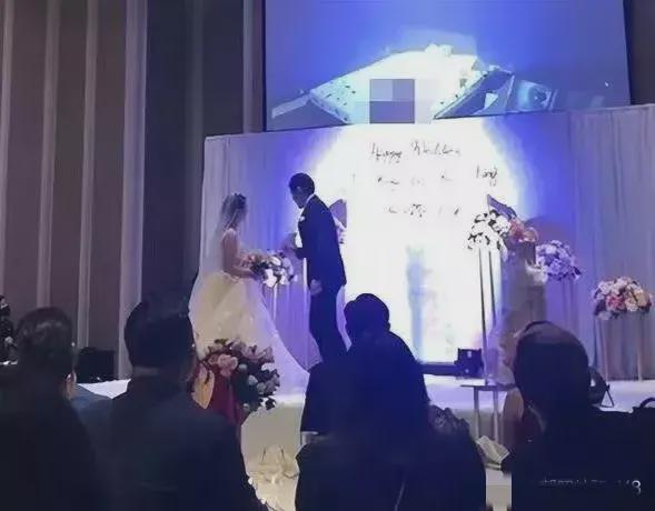 婚礼现场播放视频,婚礼现场温馨视频回顾