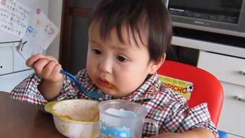 小孩吃饭视频,温馨用餐瞬间回顾