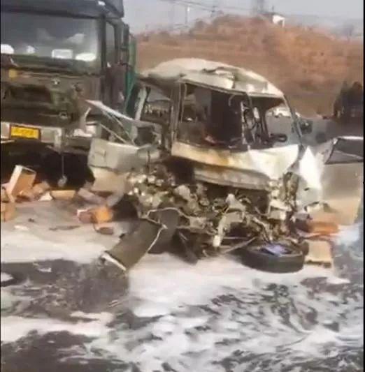 加油站车祸视频,视频揭秘事故全过程