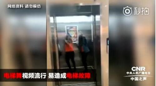 电梯的视频,电梯内的奇妙瞬间回顾