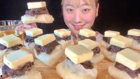 吃蛋糕视频,跟随镜头一起品尝美味蛋糕