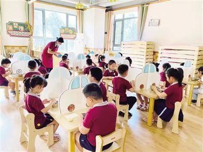 幼儿园小朋友吃饭视频,幼儿园萌娃快乐用餐瞬间