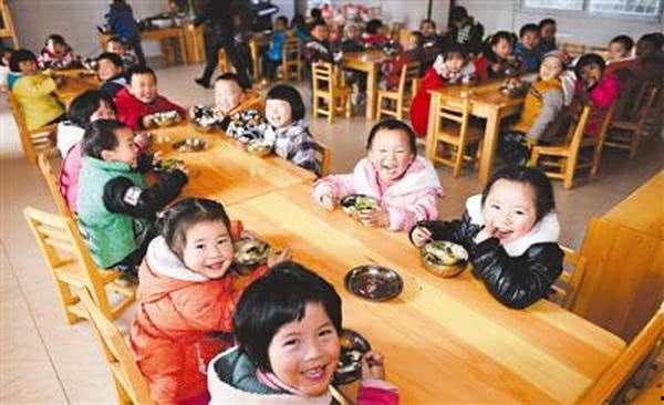 幼儿园小朋友吃饭视频,幼儿园萌娃快乐用餐瞬间